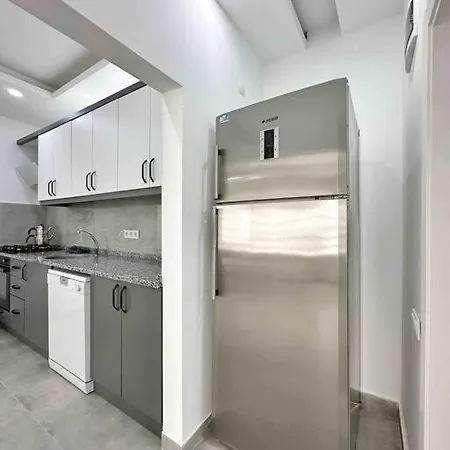 Denize Yakin, Yeni Bir Daire 3 *