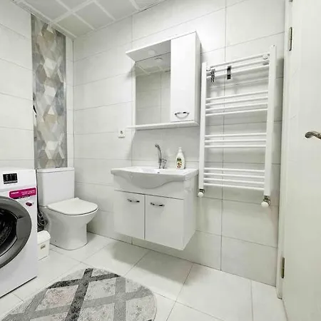 Denize Yakin, Yeni Bir Daire 3 Lägenhet
